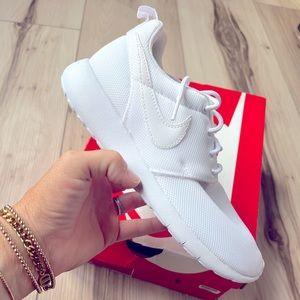 New White Nike Roshe
